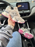 New Balance 9060 Gris Suela Fucsia